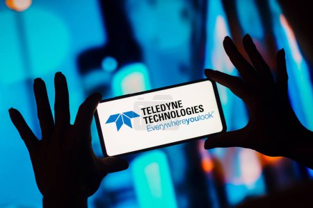 Foto de January 8, 2023, Brazil. In this photo illustration, the Teledyne Technologies Incorporated logo is displayed on a smartphone screen - Imagen libre de derechos