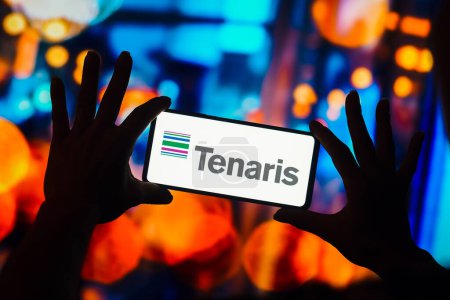 Téléchargez les photos : January 11, 2023, Brazil. In this photo illustration, the Tenaris logo is displayed on a smartphone screen - en image libre de droit