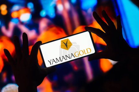 Téléchargez les photos : January 11, 2023, Brazil. In this photo illustration, the Yamana Gold logo is displayed on a smartphone screen - en image libre de droit