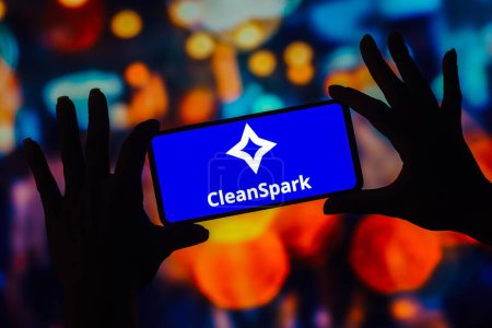 Foto de January 13, 2023, Brazil. In this photo illustration, the CleanSpark logo is displayed on a smartphone screen - Imagen libre de derechos