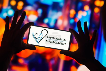 Foto de January 13, 2023, Brazil. In this photo illustration, the Rapha Capital Management logo is displayed on a smartphone screen - Imagen libre de derechos