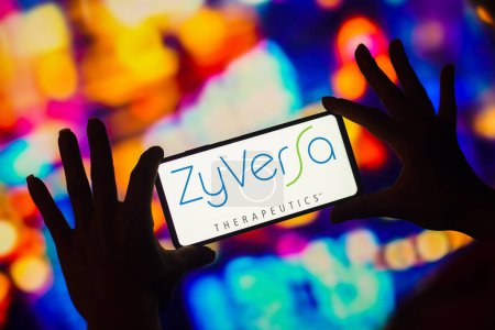 Foto de January 16, 2023, Brazil. In this photo illustration, the ZyVersa Therapeutics, Inc. logo is displayed on a smartphone screen - Imagen libre de derechos