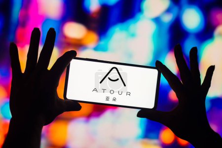 Téléchargez les photos : January 16, 2023, Brazil. In this photo illustration, the Atour Lifestyle Holdings Limited logo is displayed on a smartphone screen - en image libre de droit