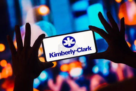 Téléchargez les photos : January 18, 2023, Brazil. In this photo illustration, the Kimberly-Clark Corporation logo is displayed on a smartphone screen - en image libre de droit