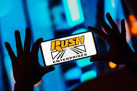 Téléchargez les photos : January 18, 2023, Brazil. In this photo illustration, the Rush Enterprises logo is displayed on a smartphone screen - en image libre de droit
