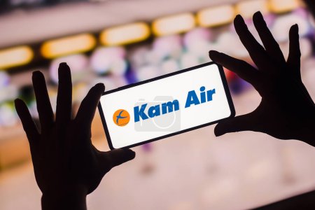 Foto de January 19, 2023, Brazil. In this photo illustration, the Kam Air logo is displayed on a smartphone screen. It is an Afghan airline, which is headquartered in Kabul, Afghanistan - Imagen libre de derechos