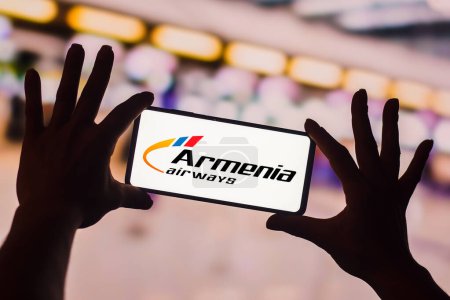 Téléchargez les photos : January 19, 2023, Brazil. In this photo illustration, the Armenia Airways logo is displayed on a smartphone screen. It is an Armenian carrier based at Zvartnots International Airport in Yerevan - en image libre de droit