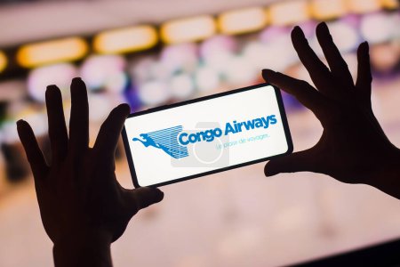Foto de January 19, 2023, Brazil. In this photo illustration, the Congo Airways logo is displayed on a smartphone screen. It is the state airline of the Democratic Republic of Congo - Imagen libre de derechos