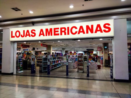 Foto de January 29, 2023, Brazil. In this photo illustration, the Lojas Americanas logo on the facade of a store in Parque Shopping Prudente, in the city of Presidente Prudente, So Paulo. - Imagen libre de derechos