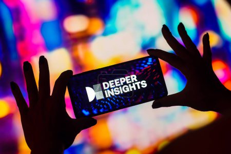 Téléchargez les photos : January 30, 2023, Brazil. In this photo illustration, the Deeper Insights logo is displayed on a smartphone screen - en image libre de droit