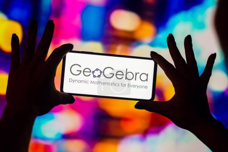 Foto de January 30, 2023, Brazil. In this photo illustration, the GeoGebra logo is displayed on a smartphone screen - Imagen libre de derechos