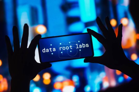 Foto de January 31, 2023, Brazil. In this photo illustration, the DataRoot Labs (DRL) logo is displayed on a smartphone screen - Imagen libre de derechos