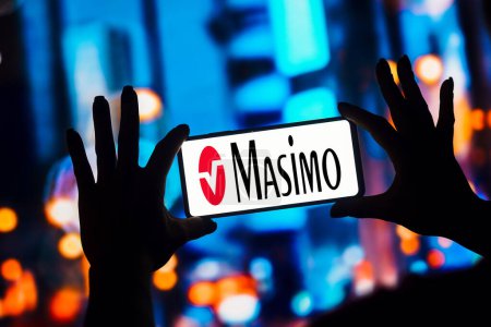 Foto de January 31, 2023, Brazil. In this photo illustration, the Masimo Corporation logo is displayed on a smartphone screen - Imagen libre de derechos