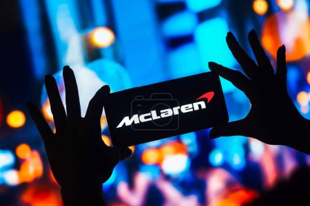 Foto de January 31, 2023, Brazil. In this photo illustration, the McLaren Automotive logo is displayed on a smartphone screen - Imagen libre de derechos