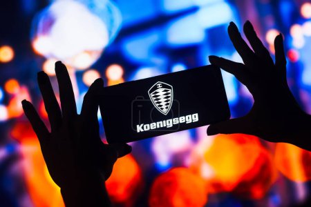 Téléchargez les photos : January 31, 2023, Brazil. In this photo illustration, the Koenigsegg Automotive AB logo is displayed on a smartphone screen - en image libre de droit