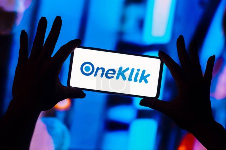 Foto de February 1, 2023, Brazil. In this photo illustration, the OneKlik logo is displayed on a smartphone screen - Imagen libre de derechos