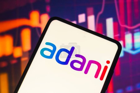 Foto de February 2, 2023, Brazil. In this photo illustration, the Adani Group logo is displayed on a smartphone screen - Imagen libre de derechos