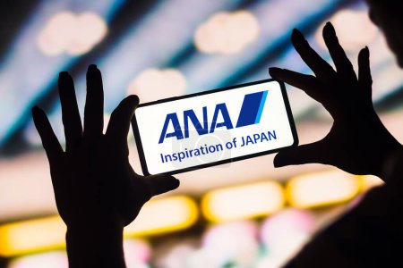 Foto de 4 de febrero de 2023, Brasil. En esta ilustración fotográfica, el logotipo de All Nippon Airways (ANA) se muestra en la pantalla de un teléfono inteligente - Imagen libre de derechos
