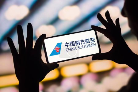 Foto de February 4, 2023, Brazil. In this photo illustration, the China Southern Airlines logo is displayed on a smartphone screen - Imagen libre de derechos