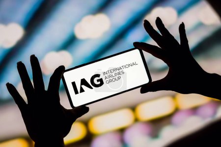 Foto de 6 de febrero de 2023, Brasil. En esta ilustración fotográfica, el logotipo de International Airlines Group (IAG) se muestra en la pantalla de un teléfono inteligente - Imagen libre de derechos