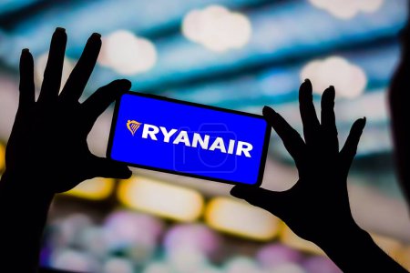 Foto de 6 de febrero de 2023, Brasil. En esta ilustración fotográfica, el logotipo de Ryanair se muestra en la pantalla de un smartphone - Imagen libre de derechos
