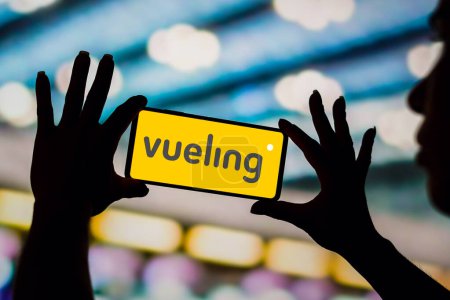 Foto de 6 de febrero de 2023, Brasil. En esta ilustración fotográfica, el logotipo de Vueling Airlines se muestra en la pantalla de un smartphone - Imagen libre de derechos