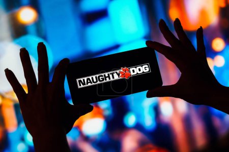Foto de 7 de febrero de 2023, Brasil. En esta ilustración fotográfica, el logotipo de Naughty Dog se muestra en la pantalla de un teléfono inteligente - Imagen libre de derechos