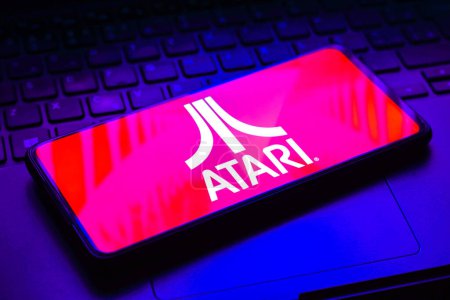 Téléchargez les photos : February 8, 2023, Brazil. In this photo illustration, the Atari logo is displayed on a smartphone screen - en image libre de droit
