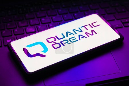 Foto de February 8, 2023, Brazil. In this photo illustration, the Quantic Dream logo is displayed on a smartphone screen - Imagen libre de derechos