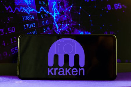 Foto de 10 de febrero de 2023, Brasil. En esta ilustración de la foto el logotipo de Kraken se muestra en un teléfono inteligente - Imagen libre de derechos