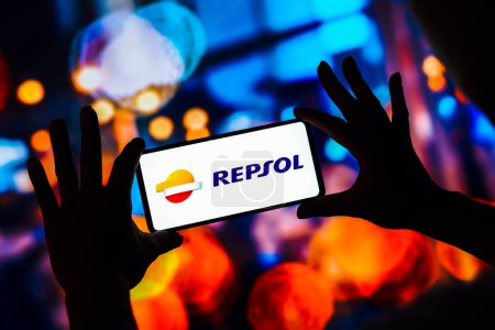 Téléchargez les photos : 13 février 2023, Brésil. Sur cette illustration photo, le logo Repsol S.A. apparaît sur un smartphone - en image libre de droit