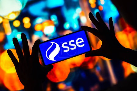 Foto de February 13, 2023, Brazil. In this photo illustration, the SSE plc logo is seen displayed on a smartphone - Imagen libre de derechos