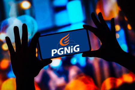 Foto de 13 de febrero de 2023, Brasil. En esta ilustración fotográfica, el logotipo PGNiG (Polskie Grnictwo Naftowe i Gazownictwo) se muestra en un teléfono inteligente - Imagen libre de derechos