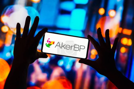 Téléchargez les photos : February 15, 2023, Brazil. In this photo illustration, the Aker BP ASA logo is seen displayed on a smartphone - en image libre de droit