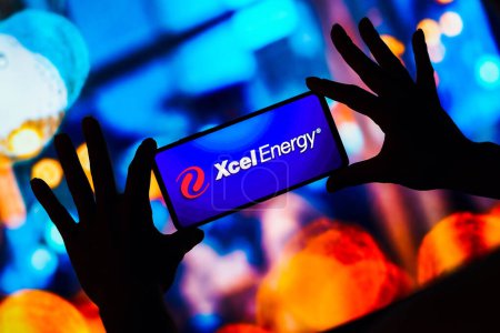 Téléchargez les photos : February 15, 2023, Brazil. In this photo illustration, the Xcel Energy logo is seen displayed on a smartphone - en image libre de droit