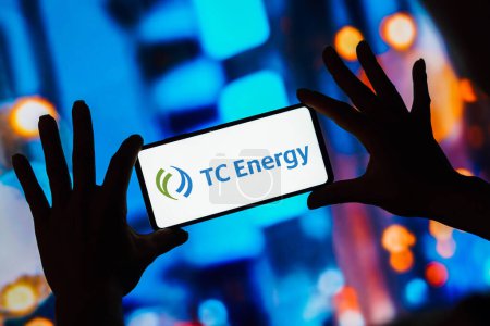 Foto de February 15, 2023, Brazil. In this photo illustration, the TC Energy Corporation logo is seen displayed on a smartphone - Imagen libre de derechos