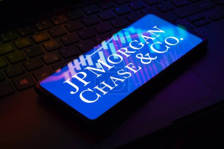 Téléchargez les photos : February 16, 2023, Brazil. In this photo illustration the JPMorgan Chase & Co logo seen displayed on a smartphone - en image libre de droit