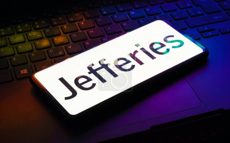 Foto de 16 de febrero de 2023, Brasil. En esta ilustración de la foto el logotipo de Jefferies Group se muestra en un teléfono inteligente - Imagen libre de derechos