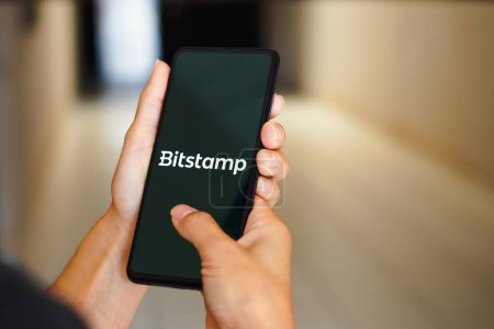 Foto de February 17, 2023, Brazil. In this photo illustration, the Bitstamp logo is seen displayed on a smartphone - Imagen libre de derechos