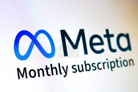 Foto de 21 de febrero de 2023, Brasil. En esta ilustración fotográfica, el logotipo de Meta Platforms y las palabras "Suscripción mensual" se muestran en la pantalla de un ordenador - Imagen libre de derechos