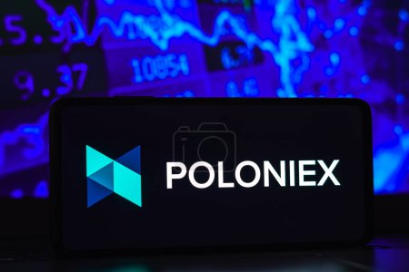 Foto de 25 de febrero de 2023, Brasil. En esta ilustración fotográfica, el logotipo de Poloniex se muestra en un teléfono inteligente - Imagen libre de derechos