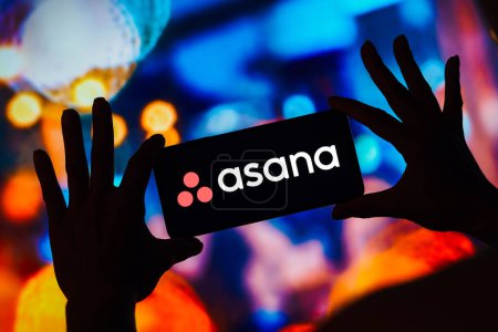 Foto de 6 de marzo de 2023, Brasil. En esta ilustración fotográfica, el logotipo de Asana, Inc. se muestra en un teléfono inteligente - Imagen libre de derechos