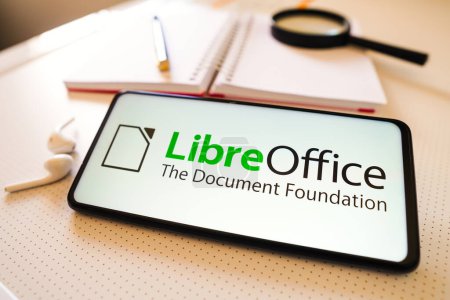 Foto de 7 de marzo de 2023, Brasil. En esta ilustración fotográfica, el logotipo de LibreOffice se muestra en un teléfono inteligente - Imagen libre de derechos