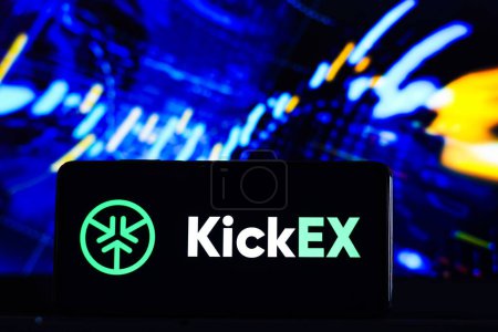 Foto de 8 de marzo de 2023, Brasil. En esta ilustración fotográfica, el logotipo de KickEX se muestra en un teléfono inteligente - Imagen libre de derechos