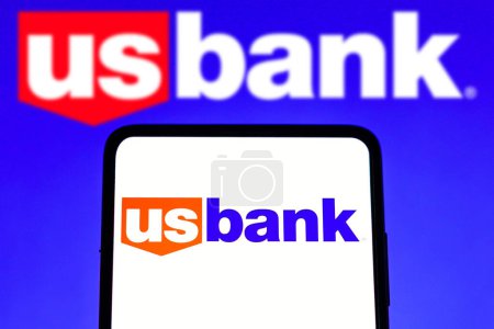 Foto de 15 de marzo de 2023, Brasil. En esta ilustración fotográfica, el logotipo de U.S. Bancorp (US Bank) se muestra en un teléfono inteligente - Imagen libre de derechos