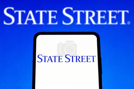 Foto de 15 de marzo de 2023, Brasil. En esta ilustración fotográfica, el logotipo de State Street Corporation se muestra en un teléfono inteligente - Imagen libre de derechos