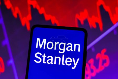 Foto de 15 de marzo de 2023, Brasil. En esta ilustración de la foto el logotipo de Morgan Stanley se muestra en una pantalla de teléfono inteligente, con la representación gráfica del mercado de valores en el fondo - Imagen libre de derechos