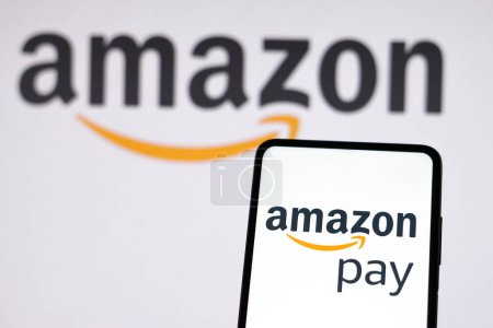 Foto de 16 de marzo de 2023, Brasil. En esta ilustración de la foto el logotipo de Amazon Pay se muestra en un teléfono inteligente y en el fondo el logotipo de Amazon - Imagen libre de derechos