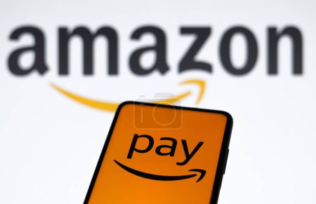 Foto de 16 de marzo de 2023, Brasil. En esta ilustración de la foto el logotipo de Amazon Pay se muestra en un teléfono inteligente y en el fondo el logotipo de Amazon - Imagen libre de derechos
