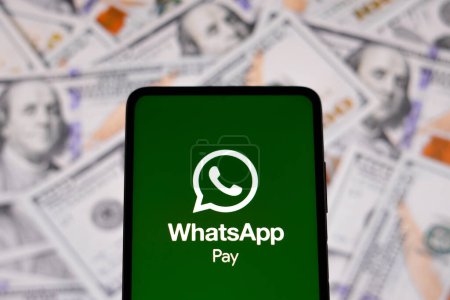 Foto de 16 de marzo de 2023, Brasil. En esta ilustración de la foto, el logotipo de WhatsApp Pay se muestra en un teléfono inteligente - Imagen libre de derechos